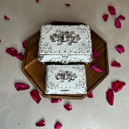 Vintage-Style Silver Jewelry Box with Rose Embossing – Elegant Keepsake Box for Gifting or Personal Use